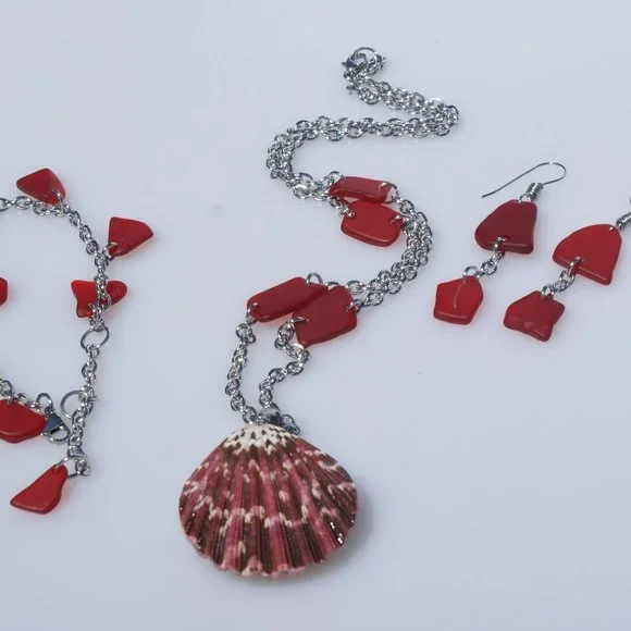 Red Sea Glass set with Pecten Sea Shell - Picture 2 of 6